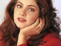 नववीत मिळाली चित्रपटाची ऑफर-१९ व्या वर्षी घेतला जगाचा निरोप; दिव्या भारतीला कमी वयात मिळालं यश पण... - Marathi News | Divya Bharti's 50th birth anniversary; 10 lesser known facts about Divya Bharti | Latest sakhi Photos at Lokmat.com