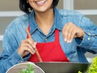 भाजी, वरण करताना त्यात कोथिंबीर कधी घालावी? बघा खास टिप्स- वाचा कोथिंबीर खाण्याचे फायदे - Marathi News | When to add kothimbir or coriander leaves in food for getting its health benefits and enhancing flavour and taste of food | Latest sakhi Photos at Lokmat.com