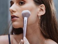 मेकअप चेहऱ्यावर थापल्यासारखा दिसतो? चेहरा भुरकट- काळा होतो? मेकअप परफेक्ट होण्यासाठी ३ टिप्स - Marathi News | After makeup why face look like gray, dry and cacky? 3 tips for perfect makeup, How to do makeup for getting natural look | Latest sakhi Photos at Lokmat.com