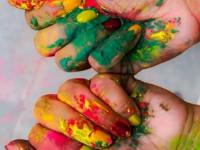 होली आयी रे!! नखांवरचा रंग लवकर निघतच नाही? ३ टिप्स- नखं चटकन होतील स्वच्छ - Marathi News | Holi Celebration 2024: How to protect your nails from holi colours, 3 tips for removing holi colour from nail, How to keep nails safe from holi colours | Latest sakhi Photos at Lokmat.com