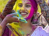 होली है.... म्हणत बिंधास्त रंग खेळताना केसांचीही काळजी घ्या, ५ सोप्या टिप्स- केस राहतील सुरक्षित - Marathi News | Holi Celebration 2024: How to take care of hair while playing holi, how to protect hair from holi colours, 5 tips for hair care from holi colours | Latest sakhi Photos at Lokmat.com