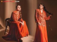 'दबंग गर्ल'च्या किलर अदा पाहून चाहत्यांच्या हृदयाचे चुकले ठोके, पाहा सोनाक्षी सिन्हाचे हटके फोटो - Marathi News | Dabangg Girl' Sonakshi Sinha' latest Photoshoot see beautiful photos | Latest filmy Photos at Lokmat.com