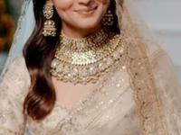 लग्नात डिझायनर महागडे लेहेंगे टाळणाऱ्या ७ बॉलीवूड अभिनेत्री, पाहा नवरी अशी नटली की.. - Marathi News | Taapsi Pannu to Kajol, bollywood actresses who ditched traditional lehengas for their bridal look | Latest sakhi Photos at Lokmat.com