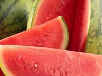 गोड-रसाळ कलिंगड कसा निवडाल? FSSAI नं सांगितलं इंजेक्शन देऊन पिकवलेलं कलिंगड कसं ओळखायचं - Marathi News | Right Way Pick Watermelon : According To Fssai Right Way To Pick Unadulterated Natural Sweet Watermelon Before Eating | Latest sakhi Photos at Lokmat.com