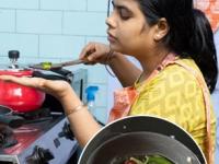 कुणी फोडणी घालतं कुणी तडका मारतं? पाहा देशभरातल्या भन्नाट फोडण्या- सांगा, तुम्हाला कोणती आवडते? - Marathi News | 7 ways for giving tadka to your food, how to give tadka to food for making it more delicious | Latest sakhi Photos at Lokmat.com