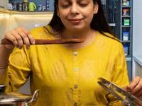 उन्हाळ्यात स्वयंपाकासाठी ओट्याजवळ उभं राहताच घामाघूम होता? ५ सोपे उपाय-मुळीच घाम येणार नाही - Marathi News | 5 easy tips to avoid sweating while cooking in summer, how to keep kitchen cool in summer | Latest sakhi Photos at Lokmat.com