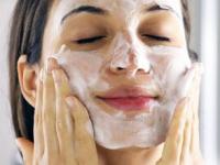 जरा उन्हात गेलं की चेहरा काळा पडतो? आंघोळीनंतर ‘हा’ पदार्थ चेहऱ्याला लावा, चेहऱ्यावर येईल तेज - Marathi News | How To Wash Your Face Properly : Apply These 5 Things On Your Face After Bathing | Latest sakhi Photos at Lokmat.com