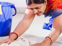 फरशी पुसण्याच्या पाण्यात ४ पदार्थ टाका, मुंग्या- झुरळं गायब होतील, फरशा लख्ख चमकतील.. - Marathi News | how to clean floor to make it shine, simple tricks and tips to clean tiles | Latest sakhi Photos at Lokmat.com