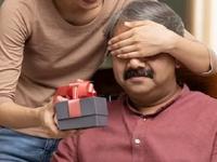 Fathers Day Special: वडिलांसाठी काहीतरी खास करायचंय? बघा ६ पर्याय, बाबांसाठी यादगार प्रेमळ भेट - Marathi News | fathers day gift ideas, special gifts for father, how to celebrate fathers day, best 5 ideas for celebrating fathers day | Latest sakhi Photos at Lokmat.com