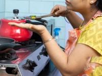 भाजीत मीठ जास्त पडलंय? खारटपणा कमी करण्यासाठी १ ट्रिक वापरा, भाजी होईल परफेक्ट चवीची - Marathi News | How Manage Salt In Vegetable : 5 Ways To Neutralize Salt In Food | Latest sakhi Photos at Lokmat.com