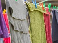 पावसाळ्यात कपडे सुकत नाहीत-कुबट वास येतो? ५ ट्रिक्स, कपडे वाळतील पटापट - Marathi News | How To Dry Wet Clothes During Rainy Season : How To Dry Wel Clothes During Moonsoon | Latest sakhi Photos at Lokmat.com