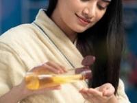 खोबरेल तेल प्रत्येकासाठीच फायदेशीर नाही! तज्ज्ञ सांगतात केसांसाठी, आरोग्यासाठी सर्वोत्तम तेल कसं निवडावं - Marathi News | how to choose perfect hair oil, how to identify which hair oil is most suitable for your hair, hair oil selection as per kapha, pitta and vat dosha | Latest sakhi Photos at Lokmat.com