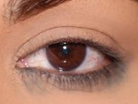 पावसाळ्यात काजळ पसरून डोळ्यांखालचा भाग काळवंडतो? २ टिप्स- काजळ पसरणार नाही - Marathi News | how to apply kajal without smudging, 2 tips to make your simple kajal smudge proof | Latest sakhi Photos at Lokmat.com