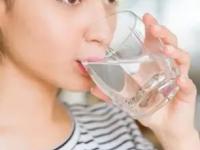 रोज प्या 'हे' जादुई पाणी! चेहऱ्यावर एवढा ग्लो येईल की फेशियल, ब्लीच करावंच लागणार नाही - Marathi News | magical water for radiant glowing skin, how to make skin healthy, glowing and soft, best remedy to get rid of pimples, acne and pigmentation | Latest sakhi Photos at Lokmat.com