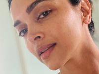 दीपिका पादुकोणसारखी चमकदार फ्लॉलेस त्वचा पाहिजे? करा तिनेच सांगितलेले ३ उपाय, पिंगमेंटशनही टळेल - Marathi News | Deepika padukone shared her skin care routine, deepika padukones beauty secret | Latest sakhi Photos at Lokmat.com