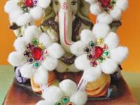 गौरी-गणपतीसाठी वस्त्रमाळा करायच्या? बघा नव्या प्रकारचे सुंदर डिझाईन्स, पारंपरिकतेला नाविन्याची झालर - Marathi News | vastra mala designs for gauri ganpati festival, how to make vastramala, cotton garland designs for god | Latest sakhi Photos at Lokmat.com