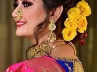 साडी नेसल्यावर शोभून दिसणाऱ्या ८ सुंदर हेअरस्टाईल, सोप्या -झटपट पण देतात रॉयल लूक - Marathi News | Simple Marathi Makeup Look | Nauvari Saree Hairstyles | Latest sakhi Photos at Lokmat.com