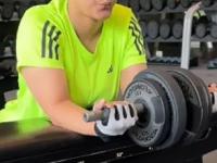 ब्रेस्ट कॅन्सरची ट्रिटमेंट सुरु असतानाही हिना खान करतेय कसून व्यायाम, ते पाहूनच चाहते म्हणाले... - Marathi News | hina khan breast cancer treatment, hina khan giving fitness motivation | Latest sakhi Photos at Lokmat.com