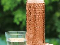 कितीतरी शॅम्पू बदलले-केसांची अवस्था वाईटच? डॉक्टर सांगतात, सकाळी १ काम करा, लांबसडक होतील केस - Marathi News | Does Copper Water Help In Hair Growth Know From Experts Is Copper Water Good For Hairs | Latest sakhi Photos at Lokmat.com