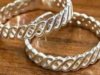 चांदीच्या जोडव्यांची पाहा ७ ट्रेण्डी - नाजूक डिझाईन; नजरा पायांवरच खिळतील - Marathi News | Silver - Women's Toe Rings / Women's Jewellery | Latest sakhi Photos at Lokmat.com