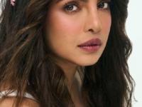 प्रियांका चोप्रासारखी सुंदर चमकदार त्वचा-दाट केस हवेत? करा तिच्या आईने सांगितलेला उपाय - Marathi News | priyanka chopra's hair care and skin care tips, how to use castor oil for hair and skin | Latest sakhi Photos at Lokmat.com