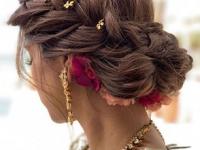 नवरात्र स्पेशल : पाहा सुंदर हेअरस्टाइल्स, फक्त ५ मिनिटांत करता येतील अशा सुंदर झटपट केशरचन - Marathi News | Navratri special easy hairstyle fashion tips : Easy, quick hairstyles that will look gorgeous on saree-dresses on Navratri look pretty-smart | Latest sakhi Photos at Lokmat.com