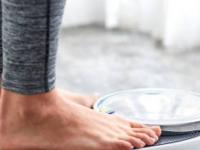 ‘या’ ५ वेळा दाखवतात हमखास चुकीचं वजन, ‘यावेळी’ कधीच वजन करु नका कारण.. - Marathi News | 5 Worst Timings To Check Your Weight, which is the correct time to check your weight | Latest sakhi Photos at Lokmat.com