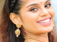 कोणतं म्हणतं टिकली ओल्ड फॅशन आहे? साजशृंगारात टिकलीने खुलते सौंदर्य-शोभून दिसतो सुंदर लूक - Marathi News | Wearing Bindi Can Reduce Stress : Bindi Can Reduce Stress Stress Removal Tips | Latest sakhi Photos at Lokmat.com