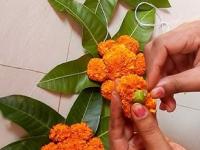 दसरा- दिवाळीत दाराला लावा ५ सुंदर तोरण, घरच्याघरी करायला सोपे- दिसायला आकर्षक आणि घर प्रसन्न - Marathi News | dasara diwali special, home decoration tips, how to make zendu or marigold toran or garland for main door, zendu toran designs | Latest sakhi Photos at Lokmat.com