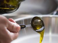 रिफाईंड ऑईल चांगलं की घाण्याचं तेल? तज्ज्ञ सांगतात, कोणतं तेल कशासाठी वापरावं-कशाचा होतो त्रास - Marathi News | refined oil or cold pressed oil? which oil is more healthy? which is the best oil for cooking | Latest sakhi Photos at Lokmat.com