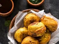 परफेक्ट कुरकुरीत-खमंग बटाटा वडा करण्याासाठी लक्षात ठेवा ७ गोष्टी, गाड्यावरच्या वड्यापेक्षा भारी चव... - Marathi News | How to make the Perfect Batata Vada How to Make Mumbai Street Style Batata Vada At Home Batata Vada - Street Style Snack with Tips & Tricks | Latest sakhi Photos at Lokmat.com