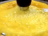 मस्त देसी जुगाड! शिट्टी होताना कूकरमधून फसफसत पाणी बाहेर येतं? करा 'ही' ट्रिक... - Marathi News | simple tips and tricks for Overflow-free pressure cooking | Latest sakhi Photos at Lokmat.com