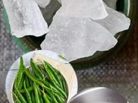 मिरचीचा तिखटपणा कमी करण्यापासून चॉपिंग बोर्ड स्वच्छ करण्यापर्यंत तुरटीचा इवलासा खडा करेल जादू! - Marathi News | How do you use alum in the kitchen 6 Benefits Of Using Alum Or Fitkari In Your Kitchen | Latest sakhi Photos at Lokmat.com