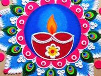 Diwali Rangoli Design : दारासमोर रांगोळीनं काढा सुंदर दिवे- दिव्यांच्या रांगोळ्यांचे १० डिझाइन्स-दारासमोर सुरेख नक्षी - Marathi News | Diwali Special Latest Rangoli Design : Diwali Special Dia Rangoli Designs Latest Patterns | Latest sakhi Photos at Lokmat.com