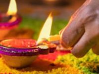 Diwali : पणत्यांमधून तेल गळतं? पणती विकत आणताच २ गोष्टी करा, पणत्यांमधून तेल झिरपणार नाही - Marathi News | Diwali Preparation 2024, 2 remedies to stop oil leakage from panati or diya | Latest sakhi Photos at Lokmat.com