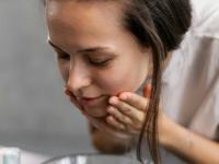 वय वाढलं तरी सौंदर्य कमी होणार नाही! ४ गोष्टी नेमाने करा, पन्नाशीतही दिसाल पंचविशीतल्या... - Marathi News | 4 simple tips to look young and beautiful even in old age | Latest sakhi Photos at Lokmat.com