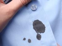 पणत्या लावताना कपड्यावर तेल सांडलं तर चिमूटभर मीठ घेऊन 'हा' उपाय करा, डाग पडणार नाहीत... - Marathi News | how to remove oil stains from clothes, best home remedies to remove oil stains from cloth | Latest sakhi Photos at Lokmat.com