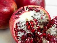 वाळून कडक झालेले डाळिंब सोलण्याची ट्रिक, दाणे निघतील सरसर आणि रसही गळणार नाही... - Marathi News | 7 Ways to Peel a Pomegranate Quick & Easy Way to Peel Pomegranate How to Peel a Pomegranate Quick & Easy Way to Peel Pomegranate | Latest sakhi Photos at Lokmat.com