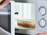 बटाटे उकडण्यापासून लसूण सोलण्यापर्यंत स्वयंपाकघरातल्या ‘या’ ९ कामांसाठी मायक्रोवेव्हचा करा वापर, स्वयंपाक होईल झटपट - Marathi News | 9 Things You Didn't Know Your Microwave Could Do Some Surprising Things You Can Use a Microwave For Besides Heating Up Food | Latest sakhi Photos at Lokmat.com