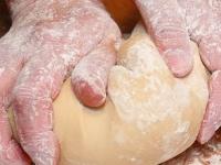 हात न लावता कणिक भिजवण्याची पाहा १ भन्नाट ट्रिक, २ मीनिटांत मळा चपातीचं पीठ - Marathi News | Cooking Hacks : Tips To Knead A Dough Faster Kitchen Hacks | Latest sakhi Photos at Lokmat.com