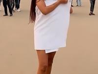 बाईईई!! काय प्रकार? - टॉवेल गुंडाळून इंडिया गेटसमोर नाचणारी ती तरुणी नेमकी कोण? असं का करतेय.. - Marathi News | Kolkata model dances in towel at India Gate for International Men's Day, video sparks outrage | Latest sakhi Photos at Lokmat.com