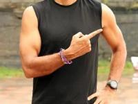 वयाच्या साठीतही मिलिंद सोमण दिसतात हॉट, प्रोटीनसाठी खातात घरी बनवलेला ‘हा’ पदार्थ - Marathi News | Fitness Tips By Milind Soman : Milind soman Eats Homemade Food For Protien | Latest sakhi Photos at Lokmat.com