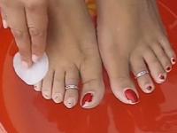 तळपाय खूपच खरखरीत होऊन काळे पडले? घरीच करा पेडिक्युअर- पाय होतील मऊ-दिसतील सुंदर - Marathi News | 5 step pedicure at home, Winter Foot Care Tips, how to remove tanning and dead skin from feet, how to do pedicure at home | Latest sakhi Photos at Lokmat.com