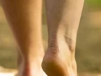 रोज चालता तरी पोट १ इंचही कमी होत नाही? अनवाणी चाला- ५ फायदे, पाहा कसा होतो बदल - Marathi News | Health benefits Of Walking Barefoot Every Morning : Walking Barefoot Every Morning | Latest sakhi Photos at Lokmat.com