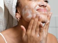 चेहरा धुण्यासाठी केमिकल्सयुक्त फेसवॉशपेक्षा वापरा 'हे' ६ पदार्थ, त्वचेला मिळतील अनेक फायदे... - Marathi News | How To Wash Your Face Without Soap & Face Wash Try These Home Remedies For Skin Care & Face Wash 6 Ways to Wash Your Face Without Soap & Face Wash | Latest sakhi Photos at Lokmat.com