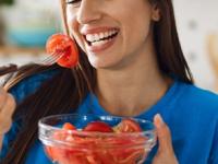 टोमॅटो खाण्याची योग्य पद्धत- एक्सपर्ट सांगतात 'या' पद्धतीने टोमॅटो खाल्ल्यास मिळतील भरपूर फायदे - Marathi News | correct method of eating tomato, proper way of eating tomato for getting its maximum benefits | Latest sakhi Photos at Lokmat.com