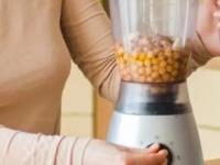 मिक्सर सतत बिघडतो-पाती तुटतात? तपासून बघा, तुम्ही मिक्सरमध्ये हे ७ पदार्थ वाटत तर नाही ना... - Marathi News | 7 Things You Should Not Put In A Mixer Grinder 7 Things you should Never Put in a Grinder and Blender 7 foods you should never put in your blender | Latest sakhi Photos at Lokmat.com