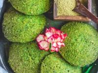 इडलीचं बदलेल रुप, करा हिरवीगार पालक इडली-दिसायला सुंदर चवही जबरदस्त - Marathi News | green idli recipe, how to make yummy tasty palak idli, simple and easy recipe of palak idli | Latest sakhi Photos at Lokmat.com