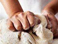 पाहा झटपट कणीक मळण्याची भन्नाट युक्ती, वेळही कमी लागतो, कणिकही होते मऊसूत... - Marathi News | new 6 method of kneading the roti dough in 1 minute how to knead super soft dough | Latest sakhi Photos at Lokmat.com