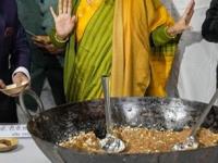 अर्थमंत्रालयातील 'हलवा समारंभ' नेमका काय आहे? कोणाचं तोंड करतात गोड? - Marathi News | budget 2025 halwa ceremony held before the presentation of the countrys budget | Latest business Photos at Lokmat.com